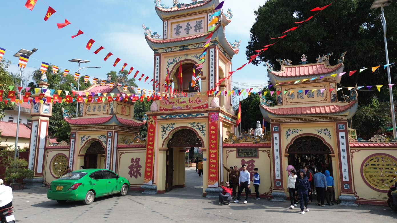 Nằm cách Đền thờ Trần Khát Chân khoảng 200 m là chùa Giáng (Tường Vân Tự). Đây là ngôi chùa cổ được xây dựng từ thế kỷ XIV. Chùa nằm dưới chân núi Đốn Sơn, quay mặt về hướng Nam, xung quanh có địa thế thuận lợi về sông núi, thoáng gió, tụ khí tạo nên một diện mạo kiến trúc cảnh quan cổ kính, trang nghiêm, trầm mặc.