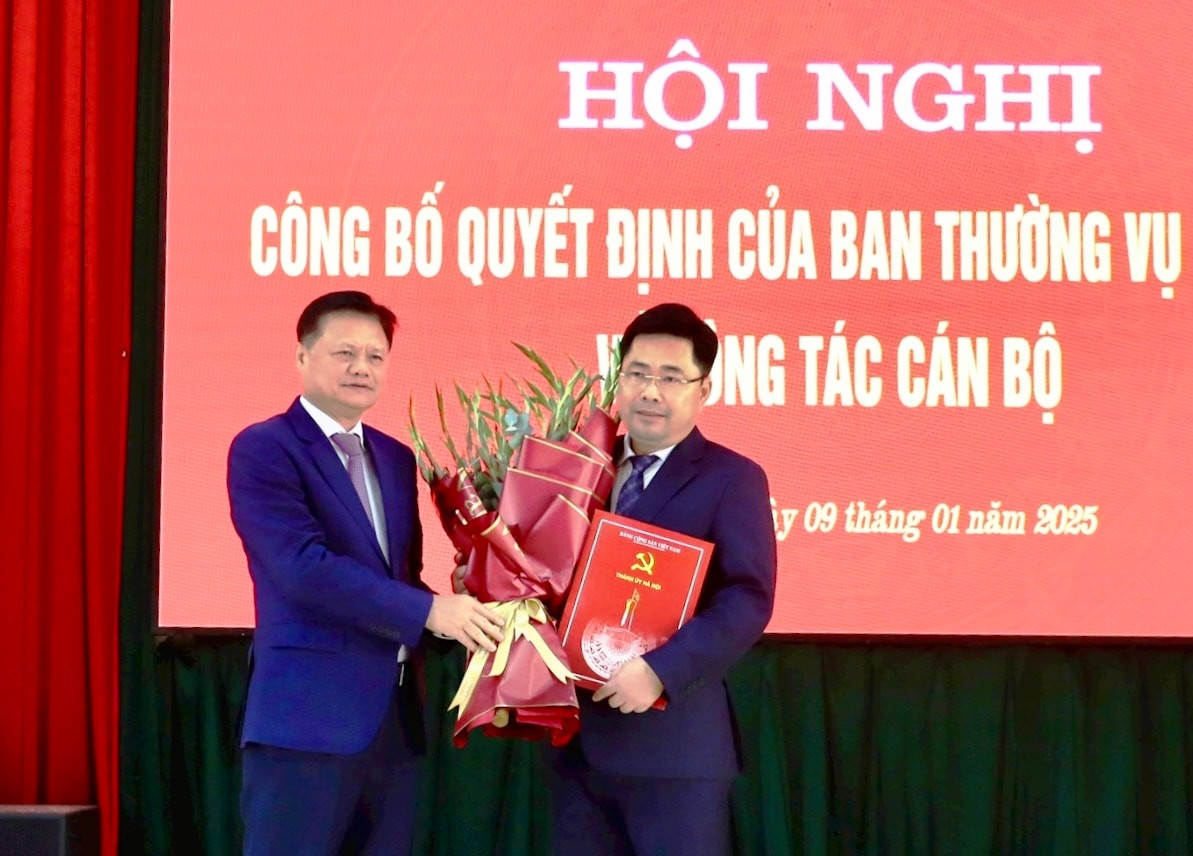 Ông Vũ Đức Bảo, Trưởng ban Tổ chức Thành ủy (bên trái) trao Quyết định của Ban Thường vụ Thành ủy Hà Nội cho ông Nguyễn Mạnh Huy. Ông Vũ Đức Bảo, Trưởng ban Tổ chức Thành ủy (bên trái) trao Quyết định của Ban Thường vụ Thành ủy Hà Nội cho ông Nguyễn Mạnh Huy.