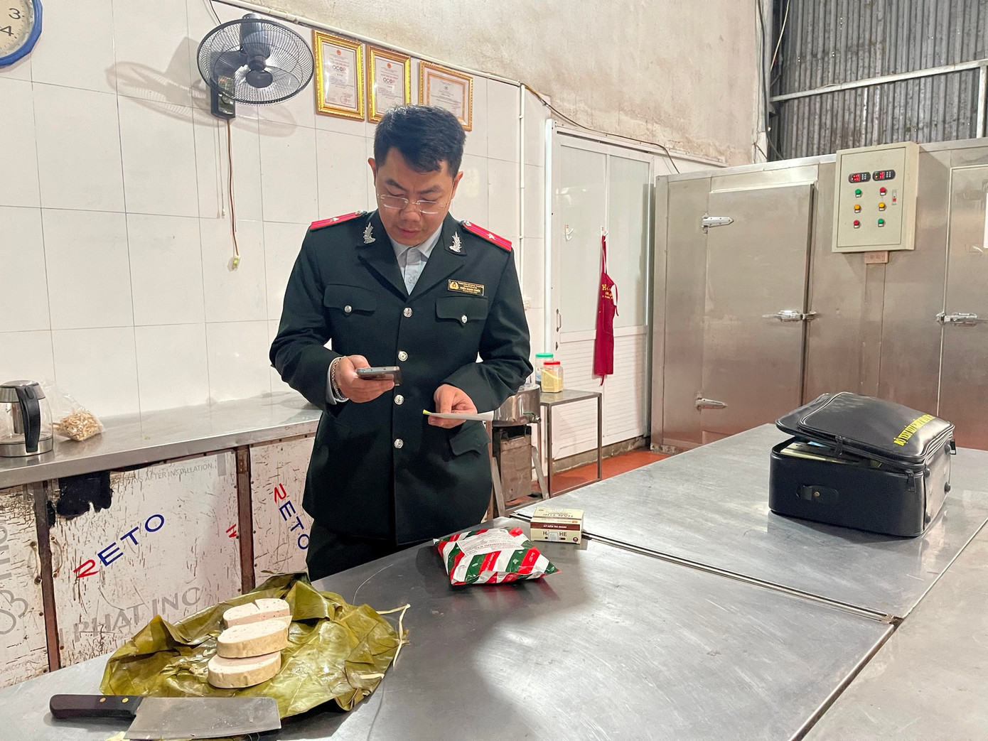 Lực lượng chức năng kiểm tra nguồn gốc phụ gia thực phẩm tại cơ sở Hùng Mai.