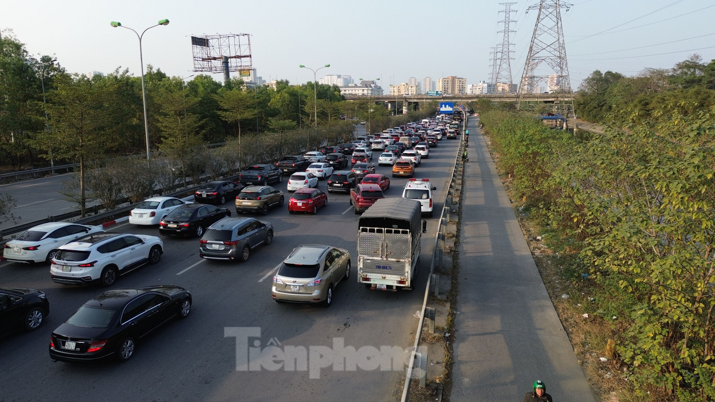 Xe ô tô chờ đèn đỏ tại nút giao Pháp Vân - Cầu Giẽ hướng vào nội đô.