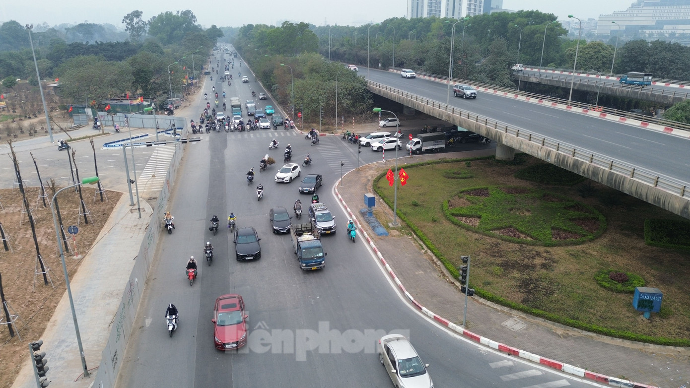 Ngoài dự án trên, dự án Xây dựng tuyến đường từ đường Tố Hữu đến đường 70 kéo dài có đoạn tuyến từ đường vào Khu đô thị Louis City (Km0+617) đến nút giao với đường qua UBND phường Đại Mỗ (Km1+490) cũng đã thi công hoàn thành theo hồ sơ thiết kế được phê duyệt. Dự kiến, từ ngày 21/1 đoạn tuyến trên cũng được đưa vào sử dụng tạm để giảm ùn tắc giao thông.