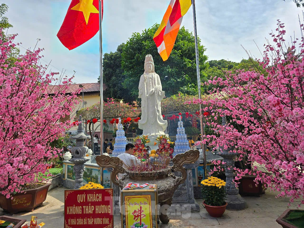 Truyền thuyết kể lại rằng dưới triều vua Trần Duệ Tông (1336-1377), giặc Chiêm Thành đem quân cướp phá. Nhà vua cho đó là họa lớn nên thân chinh dẫn quân đi dẹp giặc. Trên đường đi qua địa phận Đốn Sơn (nay là thị trấn Vĩnh Lộc, huyện Vĩnh Lộc, Thanh Hóa), thấy phong cảnh sơn thủy hữu tình nên Trần Duệ Tông nghỉ lại. Đêm hôm đó, Trần Duệ Tông nằm mộng thấy có một đám mây vàng tựa như dải lụa cứ ẩn hiện trông rất kỳ lạ. Tỉnh giấc, vua mới biết mình đã nằm mộng nên sắc lệnh cho dân địa phương xây dựng một ngôi chùa đặt tên là Tường Vân (đám mây lành), sau đổi tên là chùa Giáng.