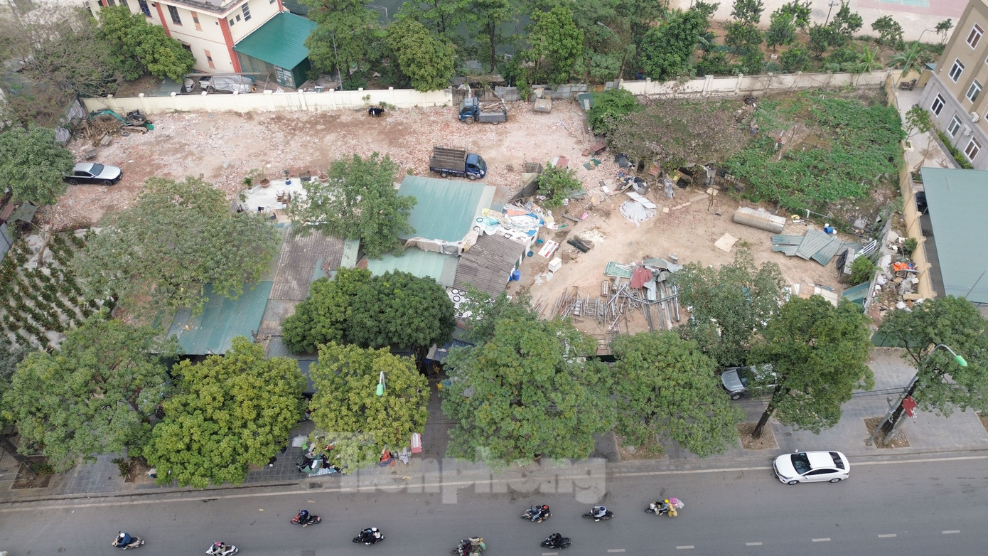 Cũng theo Sở TN&amp;MT Hà Nội, ngoài phường Minh Khai, chỉ số AQI ngày 7/1 tại xã Vân Hà (huyện Đông Anh) là 188; xã Tứ Hiệp (huyện Thanh Trì) 176; thị trấn Sóc Sơn (huyện Sóc Sơn) 174 (ảnh: Một công trình đang xây dựng trên địa bàn phường Minh Khai, quận Bắc Từ Liêm).