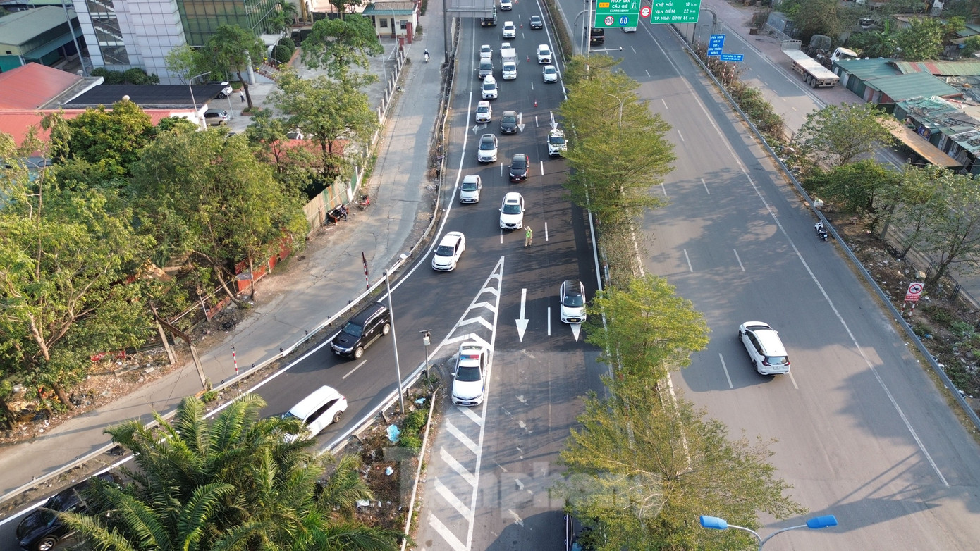 Lực lượng chức năng thường xuyên có mặt tại khu vực đường dẫn lên cầu Thanh Trì để hướng dẫn phương tiện di chuyển.