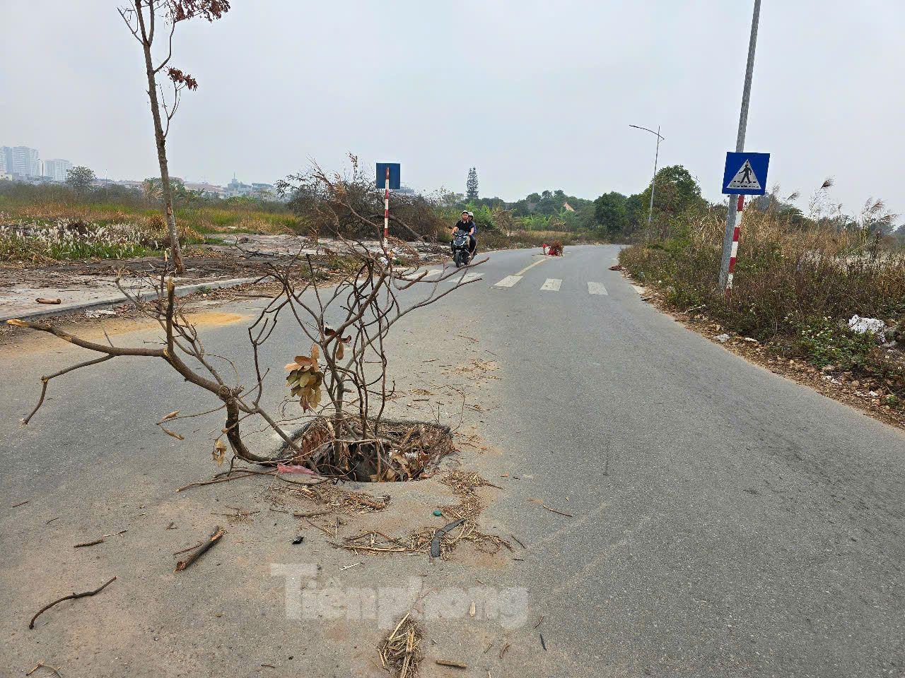 Chủ tịch Trần Sỹ Thanh cũng thống nhất nguyên tắc việc gia hạn hợp đồng BT, nghiên cứu ký phụ lục gia hạn Hợp đồng BT đến hết quý I/2026. Trong ảnh: Một đường ống chưa có nắp trên tuyến đường dang dở.