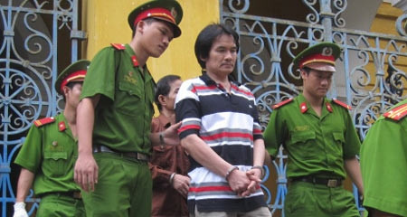 Lê Anh Kiệt (áo kẻ ngang) có vỏ bọc là người hiền lành, hàng ngày giúp vợ bỏ mối rau