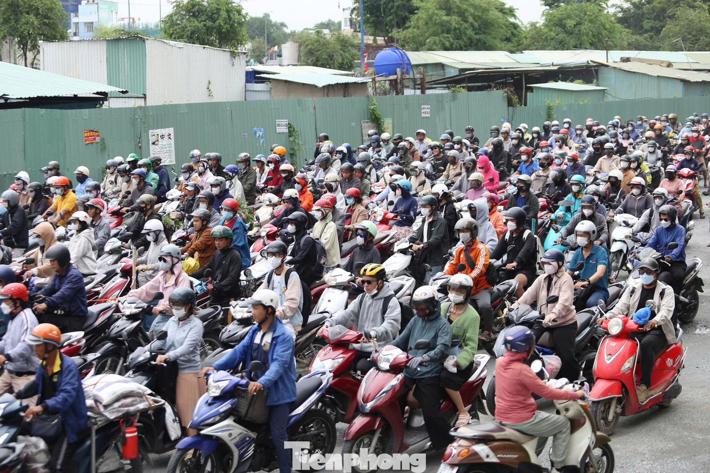 Dòng người, xe chen chúc di chuyển ở khu vực gần nút giao An Phú vào sáng 9/6. Ảnh: A.X