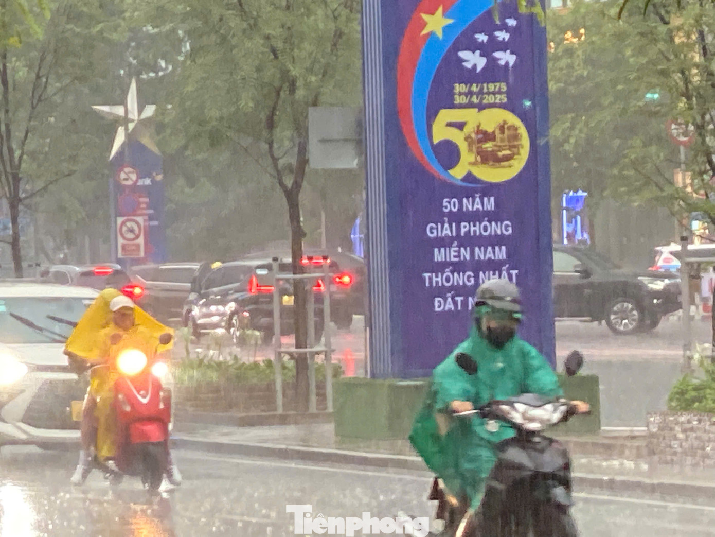 Mưa lớn ở khu vực trung tâm TPHCM vào chiều 4/6. Ảnh: Hữu Huy