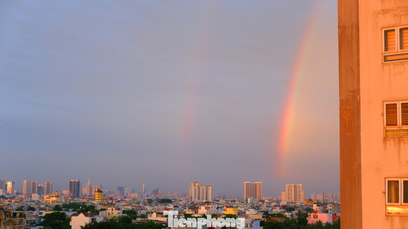 Do ánh sáng bị phản xạ hai lần nên dải cầu vồng phụ thường mờ hơn cầu vồng chính. (Ảnh chụp vào chiều 8/6 tại quận 8)