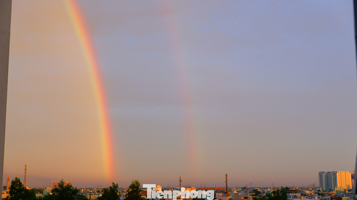 Một phần cầu vồng đôi xuất hiện ở khu vực phường 16, quận 8. Ảnh: Hữu Huy