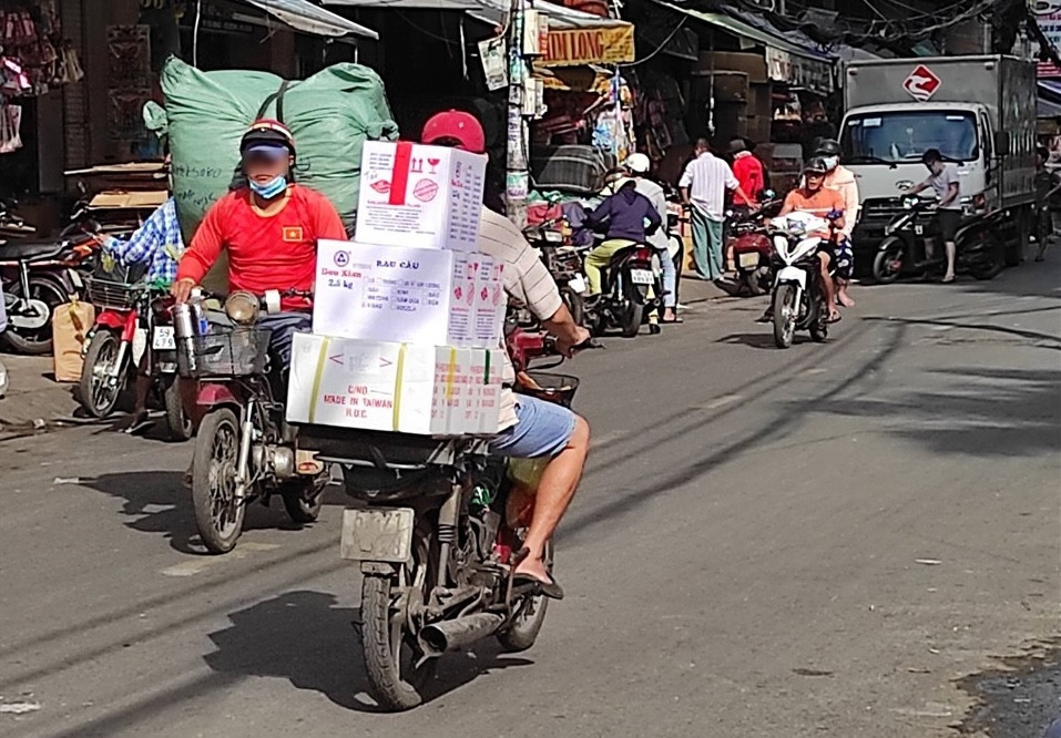 Nhiều xe máy cũ nát vẫn đang được sử dụng để chở hàng thuê tại TPHCM. Ảnh tư liệu: Hữu Huy