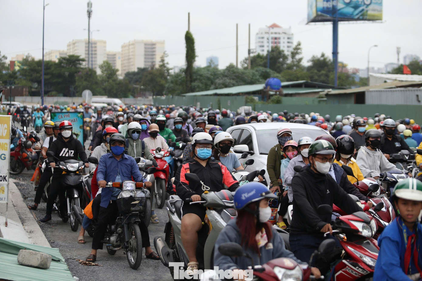 Sau khi xe máy bị cấm di chuyển vào đường dẫn cao tốc TPHCM - Long Thành - Dầu Giây, lượng lớn phương tiện đã đổ dồn về phía đường song hành. Ảnh: A.X