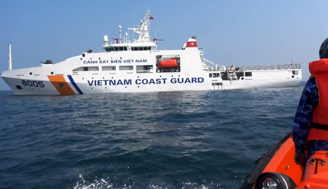 Tàu Cảnh sát biển 8005 tham gia công tác cứu hộ cứu nạn. Ảnh: Bộ Tư lệnh Vùng Cảnh sát biển 3 Tàu Cảnh sát biển 8005 tham gia công tác cứu hộ cứu nạn. Ảnh: Bộ Tư lệnh Vùng Cảnh sát biển 3