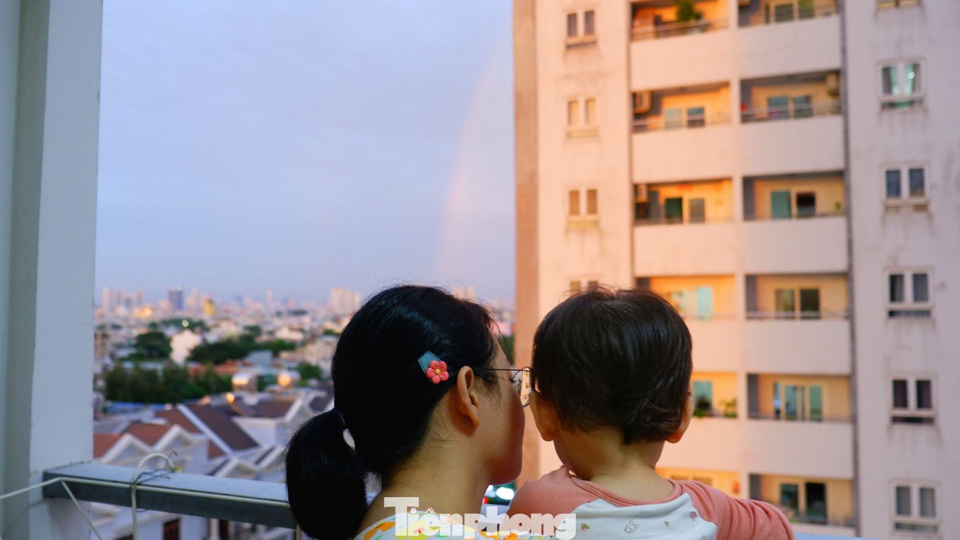 Người dân TPHCM thích thú xem cầu vồng đôi vào chiều 8/6. Ảnh: Hữu Huy