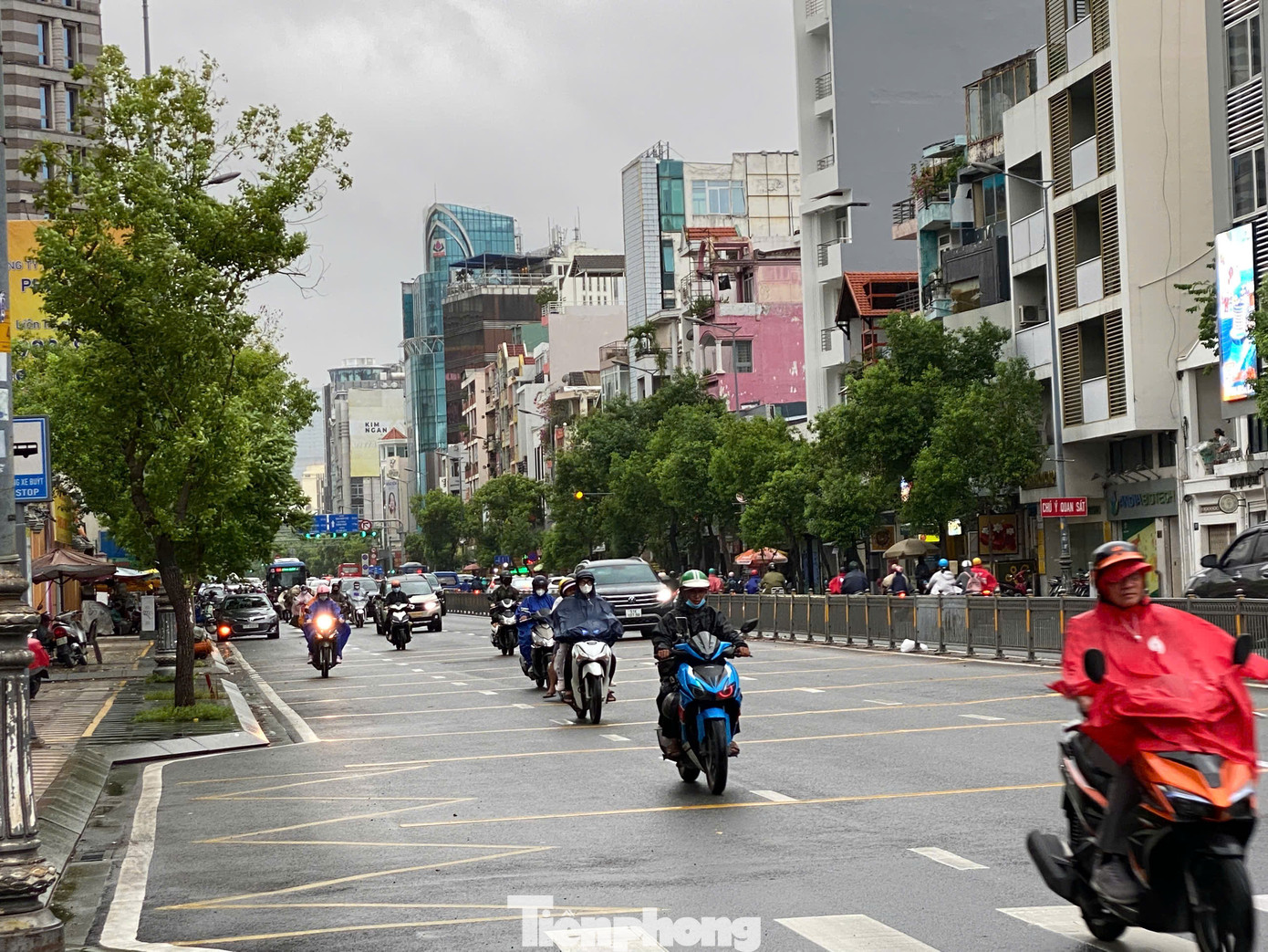 Lúc khoảng 8 giờ 40, nhiều nơi ở TPHCM xuất hiện mưa dông. Ảnh: Hữu Huy