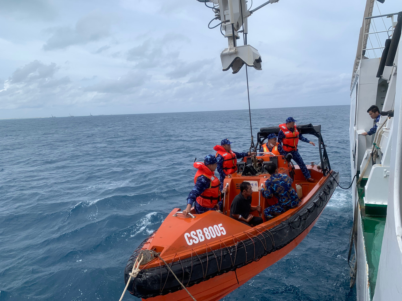 Cán bộ chiến sĩ đưa ngư dân về tàu CSB 8005. Nguồn: Bộ Tư lệnh Vùng Cảnh sát biển 3 Cán bộ chiến sĩ đưa ngư dân về tàu CSB 8005. Nguồn: Bộ Tư lệnh Vùng Cảnh sát biển 3