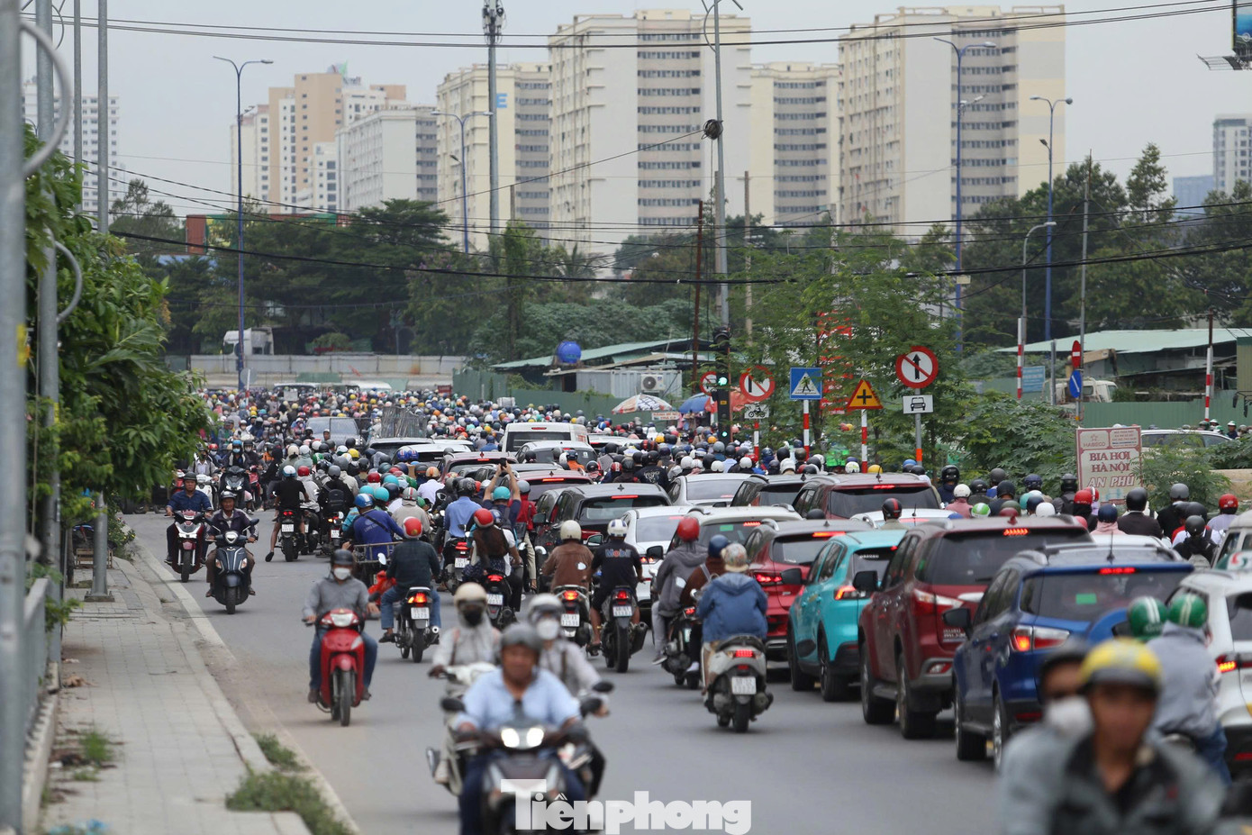 Hàng trăm phương tiện nối đuôi di chuyển trên đường song hành cao tốc TPHCM - Long Thành - Dầu Giây hướng về nút giao An Phú vào sáng 9/6. Ảnh: A.X