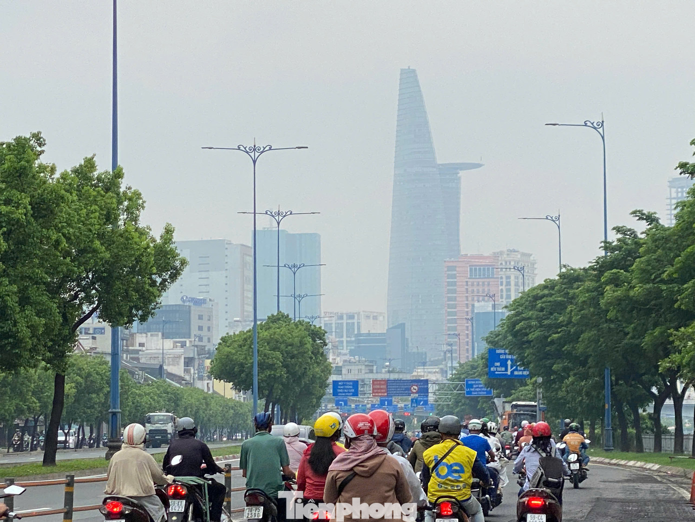 Bầu trời TPHCM mịt mù trong buổi sáng 3/6. Ảnh: Hữu Huy