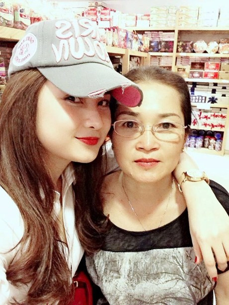  Tuy nhiên, khi vừa tốt nghiệp lớp 12 thì biến cố ập đến khiến gia đình phá sản. Chính biến cố này, khiến Windy Quyên quyết định rời xa vùng quê nghèo khó lên Sài thành phồn hoa lập nghiệp