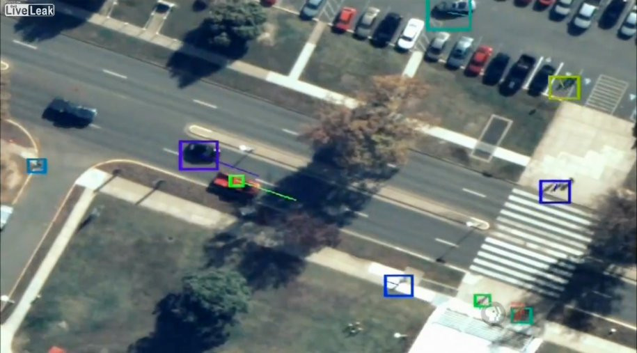 Bằng cách chạm tay vào màn hình, ở vị trí các vật thể, các kỹ sư mang tới những hình ảnh chuyển động rõ ràng chưa từng có. Máy tính sẽ tự động theo dõi sự di chuyển và đóng khung các vật thể di chuyển trong một hộp màu như chiếc xe hơi và một người đi bộ ở hình ảnh trên