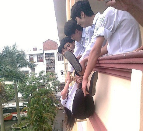 Thử ném bạn qua ban công