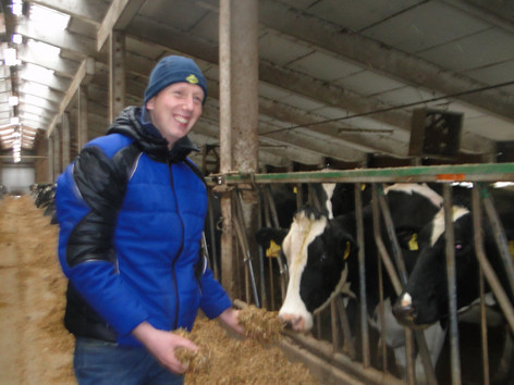 Nông dân trẻ Eric Zijlstra trong trang trại nuôi bò Tierzucht Heinersdorf theo phương pháp truyền thống ở ngoại ô Berlin