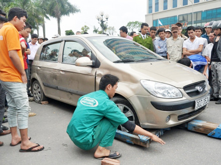 Lực lượng CSGT đã phải dùng xe cứu hộ để đưa chiếc ô tô về trụ sở làm việc