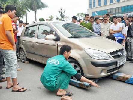 Lực lượng CSGT đã phải dùng xe cứu hộ để đưa chiếc ô tô về trụ sở làm việc