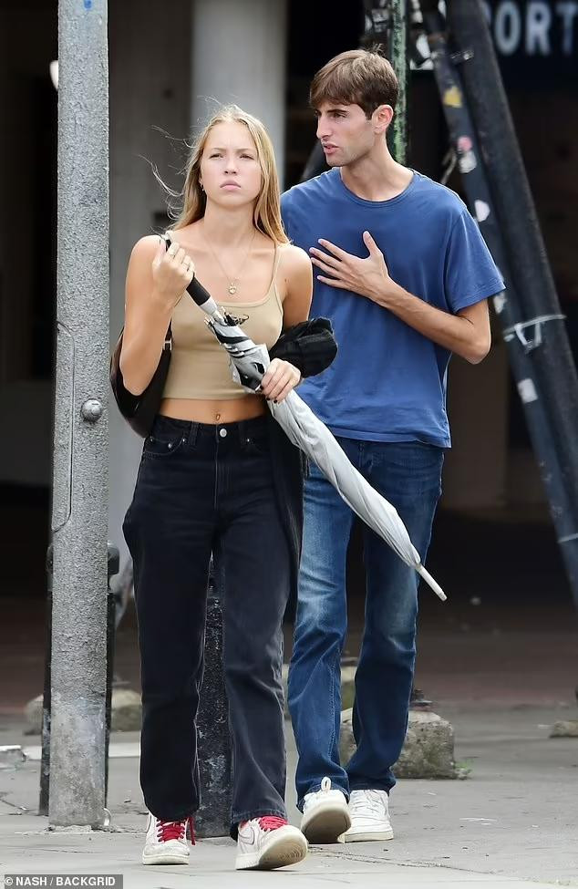 Đây có lẽ là lần đầu tiên cô gái 19 tuổi bị nghi hẹn hò nhưng chưa rõ danh tính bạn trai tin đồn. Đây có lẽ là lần đầu tiên cô gái 19 tuổi bị nghi hẹn hò nhưng chưa rõ danh tính bạn trai tin đồn.