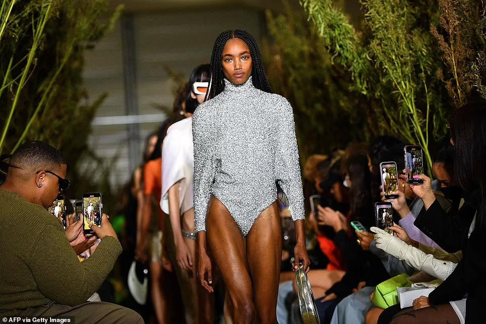 Ngoài Gigi Hadid, show Coperni quy tụ dàn chân dài khác. Ngoài Gigi Hadid, show Coperni quy tụ dàn chân dài khác.