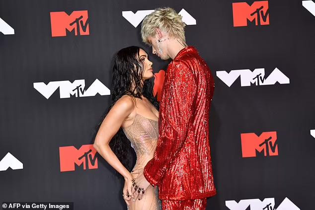 Megan Fox mới đây xác nhận vào vai nữ chính trong 'bom tấn' hành động Expendables 4 (Biệt đội đánh thuê) sát cánh bên các ngôi sao lừng danh Hollywood. Bộ tứ Jason Statham, Dolph Lundgren, Randy Couture và Sylvester Stallone vẫn đảm nhận nhân vật cũ. Bộ phim sẽ do Scott Waugh làm đạo diễn và sẽ bấm máy vào tháng 10 tới. Trước đó, bộ phim Midnight in the Switchgrass do nữ diễn viên và bạn trai d đóng bị đánh giá là tệ hại, thậm chí còn bị gọi là thảm họa.