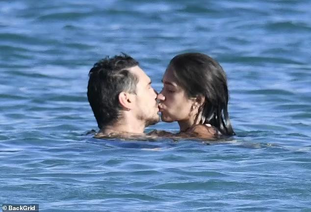 Tài tử sinh năm 1978 và bạn gái kém 15 tuổi đã có những khoảnh khắc khóa môi, âu yếm dưới biển khiến fan phải ghen tị.