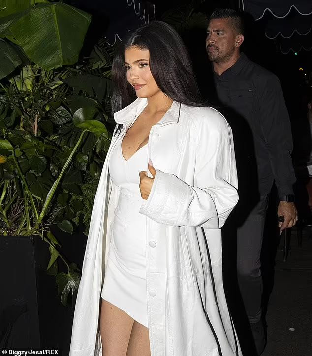 Mỹ nhân sinh năm 1997 mặc nguyên set trắng, chiếc váy trong siêu ngắn, cổ xẻ sâu khoe ngực đầy nóng bỏng khi xuất hiện ở New York vào tối hôm 8/9 (giờ địa phương).