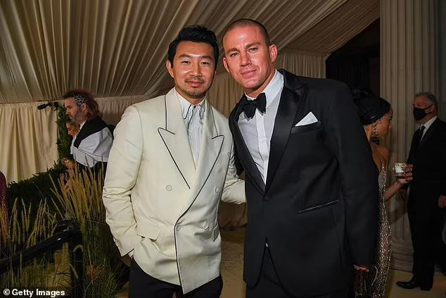 Tài tử "Magic Mike" chụp ảnh bên ngôi sao Trung Quốc Simu Liu - ngôi sao của bom tấn Marvel "Shang Chi và huyền thoại 10 chiếc nhẫn" đang làm mưa làm gió ở các rạp.