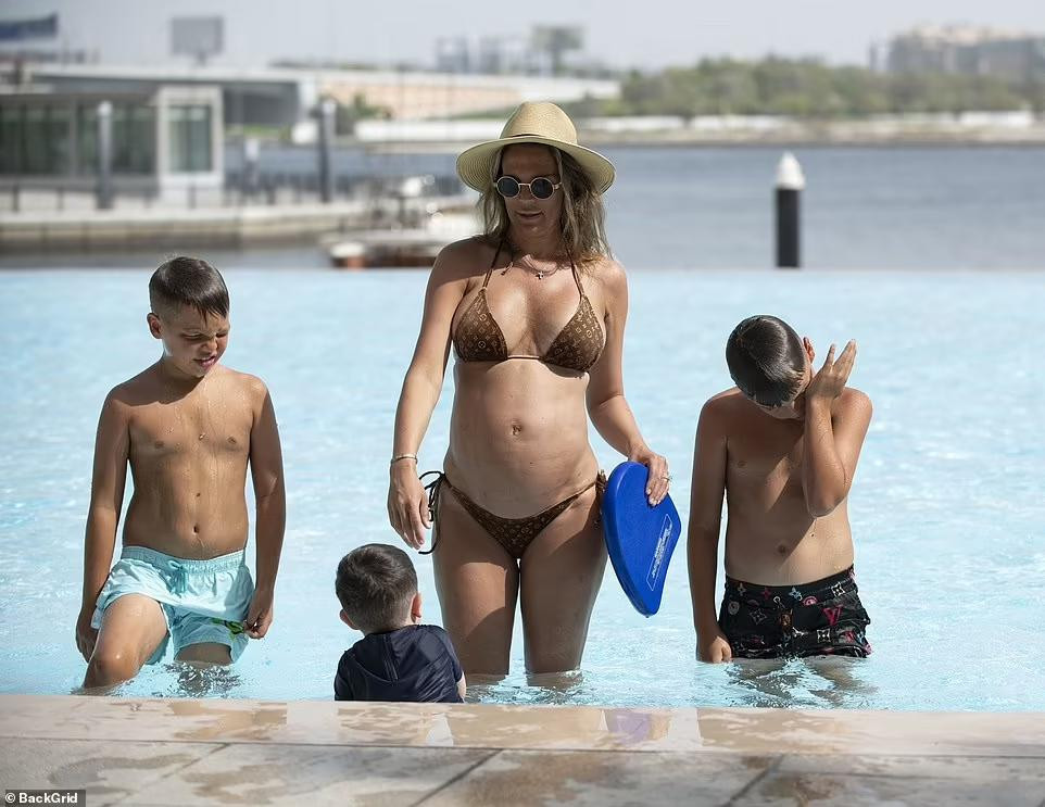 Trước khi đến với người chồng hiện tại và có một con trai chung, Danielle Lloyd đã có 3 con trai với chồng cũ là cầu thủ bóng đá Jamie O’Hara. Trước khi đến với người chồng hiện tại và có một con trai chung, Danielle Lloyd đã có 3 con trai với chồng cũ là cầu thủ bóng đá Jamie O’Hara.