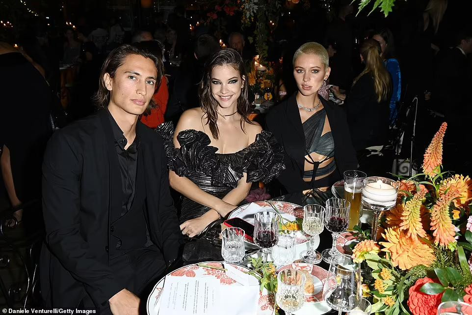 Barbara Palvin hội ngộ nàng mẫu 21 tuổi Iris Law (phải) tại sự kiện