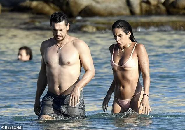 Tháng 10/2017, James Franco bị hai cô gái tố cáo tổ chức các lớp dạy diễn xuất để dụ dỗ học viên khỏa thân, đóng cảnh "nóng".