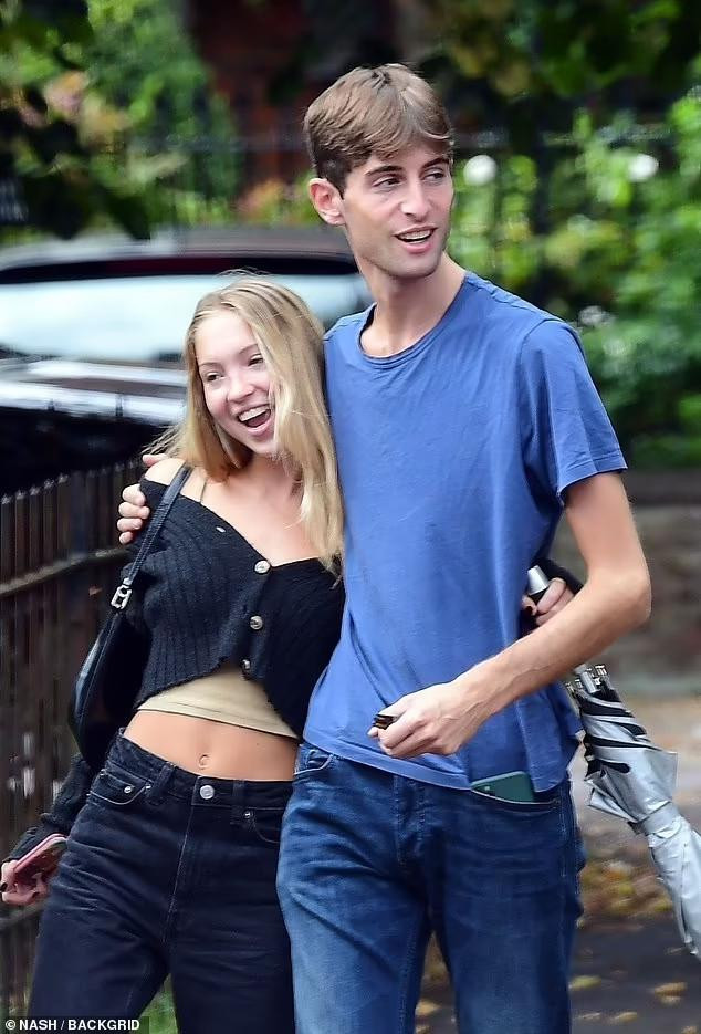 Con gái siêu mẫu huyền thoại Kate Moss ngày hôm qua bị cánh paparazzi bắt gặp ôm eo tình tứ một người đàn ông chưa rõ danh tính, cười nói vui vẻ khi đến địa điểm ăn trưa ở Notting Hill (Anh). Con gái siêu mẫu huyền thoại Kate Moss ngày hôm qua bị cánh paparazzi bắt gặp ôm eo tình tứ một người đàn ông chưa rõ danh tính, cười nói vui vẻ khi đến địa điểm ăn trưa ở Notting Hill (Anh).