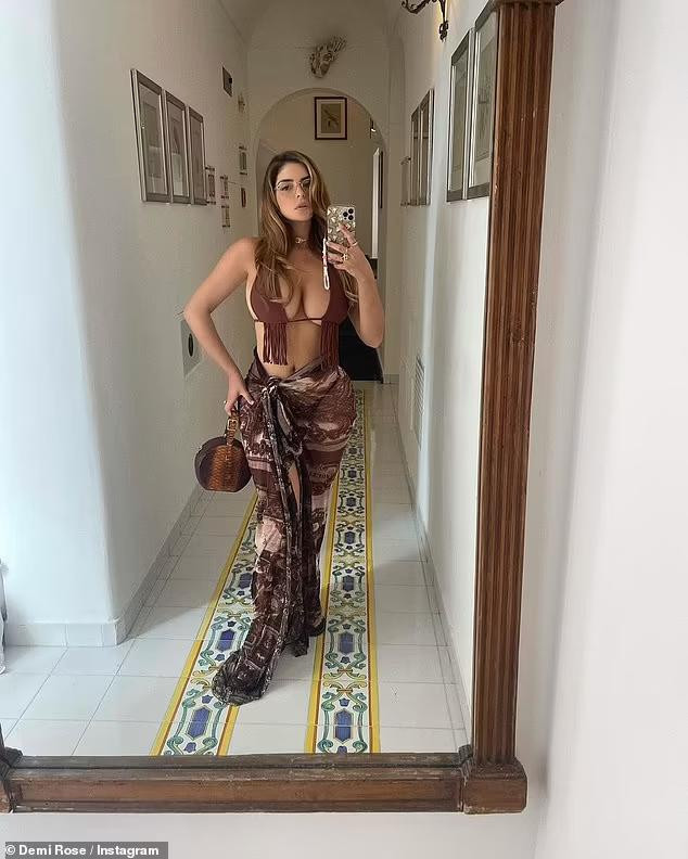 Bắt đầu nổi tiếng từ năm 14 tuổi và làm mẫu từ năm 18, hiện Demi Rose là người mẫu nội y, áo tắm đình đám mạng xã hội.