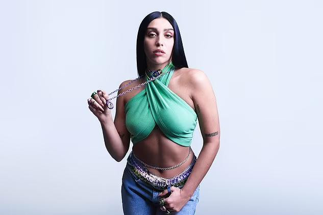 Cô cũng vừa được công bố chính thức là gương mặt đại diện mới của công ty trang sức Swarovski