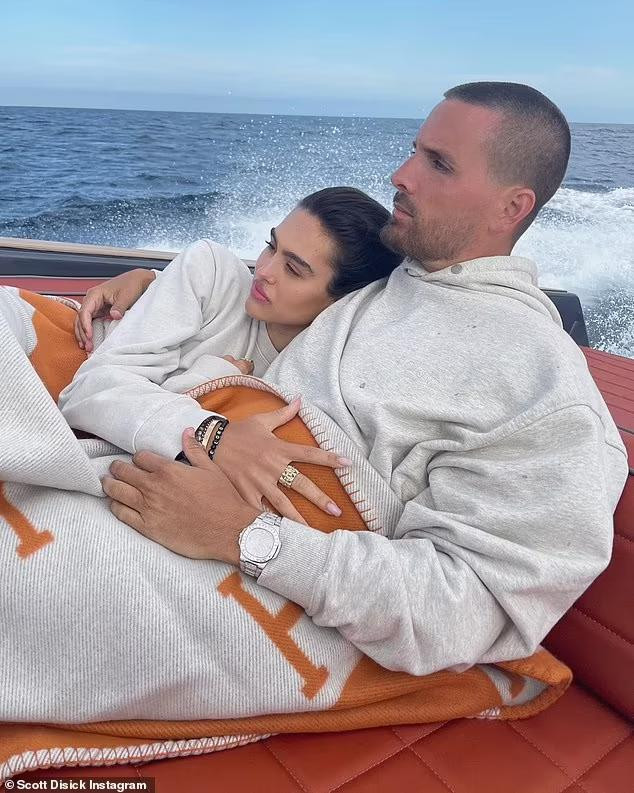 Amelia Hamlin và Scott Disick hơn cô 18 tuổi đã bên nhau 11 tháng trước khi chia tay. Page Six cho biết người mẫu sinh năm 2001 là người nói lời chia tay. Amelia Hamlin và Scott Disick hơn cô 18 tuổi đã bên nhau 11 tháng trước khi chia tay. Page Six cho biết người mẫu sinh năm 2001 là người nói lời chia tay.