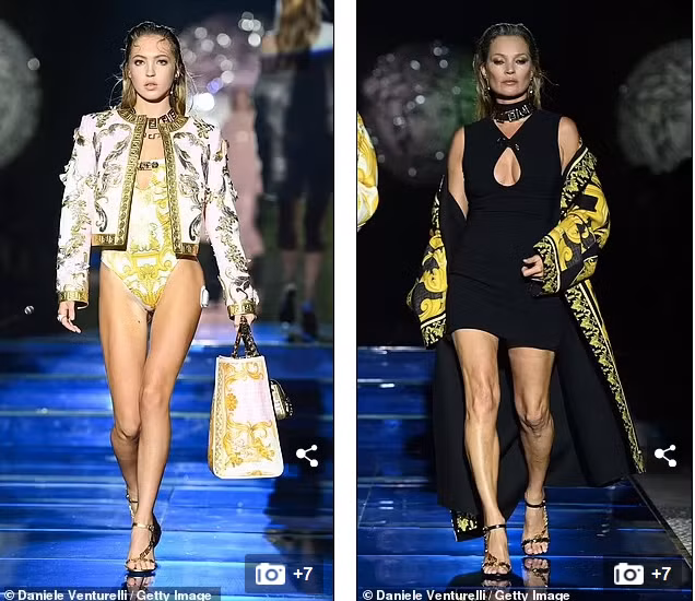 Kate Moss (phải) mặc váy đen ngắn ôm sát, khoét ngực gợi cảm, áo khoác họa tiết đặc trưng của Versace với tông màu vàng chủ đạo làm điểm nhấn bước trên đường băng.