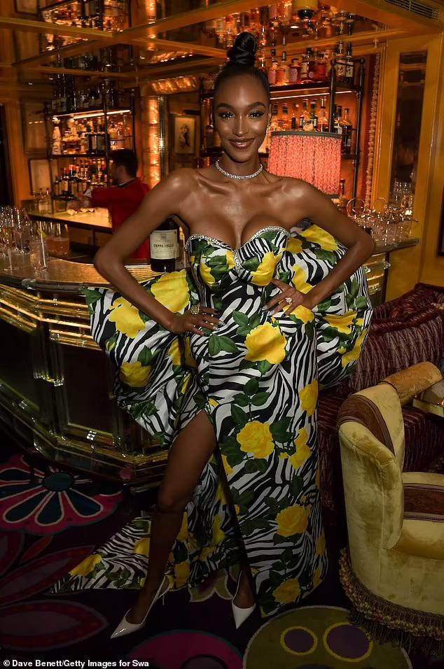 Mỹ nhân xứ sương mù cao 1m83 với body thon nuột, đẹp như tạc tượng. Cô hiện là chân dài đến từ nước Anh thành công hàng đầu làng mốt.