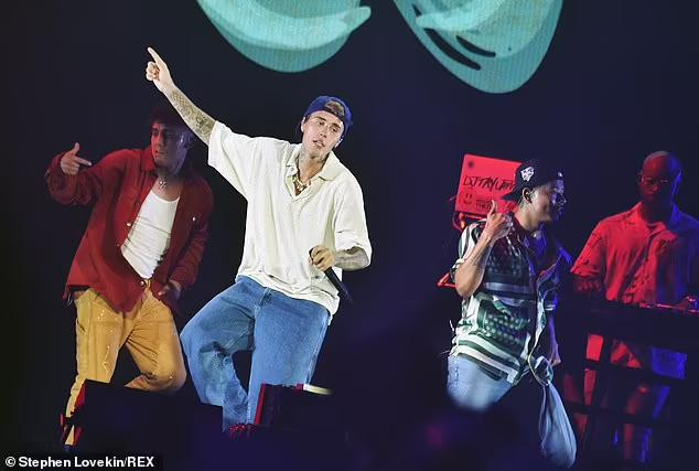Justin Bieber với trang phục đơn giản nhưng vẫn hút hồn các fan nữ.