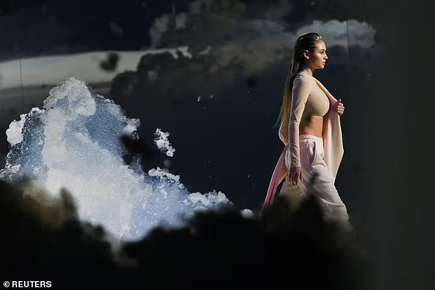 Leni là con gái đầu lòng của siêu mẫu nổi tiếng nhất nhì nước Đức Heidi Klum. Cô cao khoảng 1m70. Leni bắt đầu nối nghiệp mẹ làm mẫu với những lời mời chụp ảnh tạp chí. Cô vừa ghi dấu ấn trong nghề mẫu khi xuất hiện trong bức ảnh bìa solo đầu tiên trên tạp chí Glamour số tháng 3/2021 với thần thái cuốn hút gây mê. Leni là con gái đầu lòng của siêu mẫu nổi tiếng nhất nhì nước Đức Heidi Klum. Cô cao khoảng 1m70. Leni bắt đầu nối nghiệp mẹ làm mẫu với những lời mời chụp ảnh tạp chí. Cô vừa ghi dấu ấn trong nghề mẫu khi xuất hiện trong bức ảnh bìa solo đầu tiên trên tạp chí Glamour số tháng 3/2021 với thần thái cuốn hút gây mê.