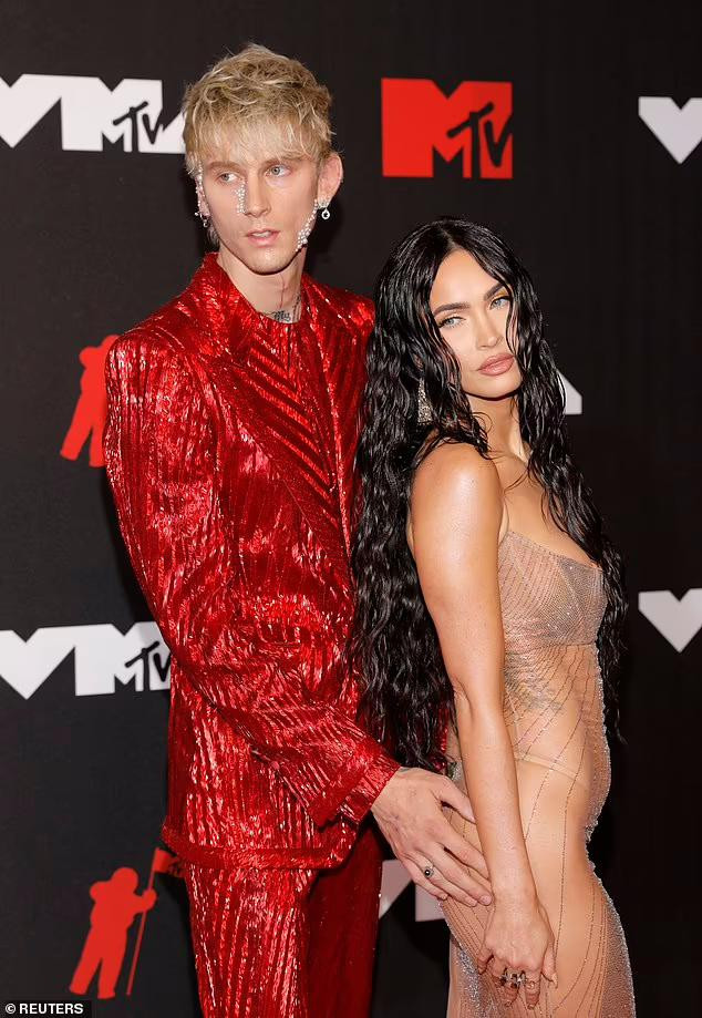 Cặp uyên ương "chị - em" khiến sân khấu MTV VMAs nóng bừng bởi trang phục gam màu nóng bỏng và sexy hết nấc.