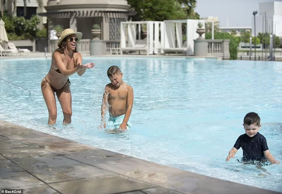 Danielle Lloyd từng đăng quang Hoa hậu Anh năm 2004 nhưng cô đã bị tước danh hiệu vì chụp ảnh khỏa thân trên tạp chí Playboy ấn bản tháng 12/2006. Vụ việc khiến nhiều người hâm mộ cô tiếc nuối. Danielle Lloyd từng đăng quang Hoa hậu Anh năm 2004 nhưng cô đã bị tước danh hiệu vì chụp ảnh khỏa thân trên tạp chí Playboy ấn bản tháng 12/2006. Vụ việc khiến nhiều người hâm mộ cô tiếc nuối.