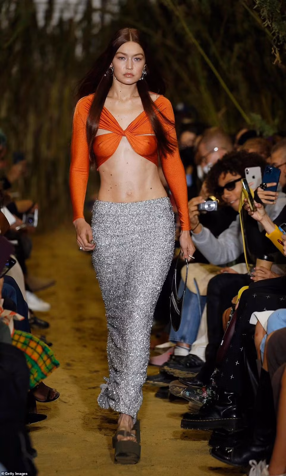 Mẹ bỉm sữa Gigi Hadid cũng góp mặt trong show diễn này cùng dàn người mẫu. Mẹ bỉm sữa Gigi Hadid cũng góp mặt trong show diễn này cùng dàn người mẫu.