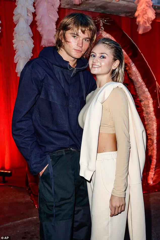 Leni bên mẫu nam Jordan Barrett ở sự kiện. Ngoài cô, những người con khác của Heidi, gồm bé gái Lou (11 tuổi) và các con trai Henry (15 tuổi) và Johan (14 tuổi). Leni bên mẫu nam Jordan Barrett ở sự kiện. Ngoài cô, những người con khác của Heidi, gồm bé gái Lou (11 tuổi) và các con trai Henry (15 tuổi) và Johan (14 tuổi).