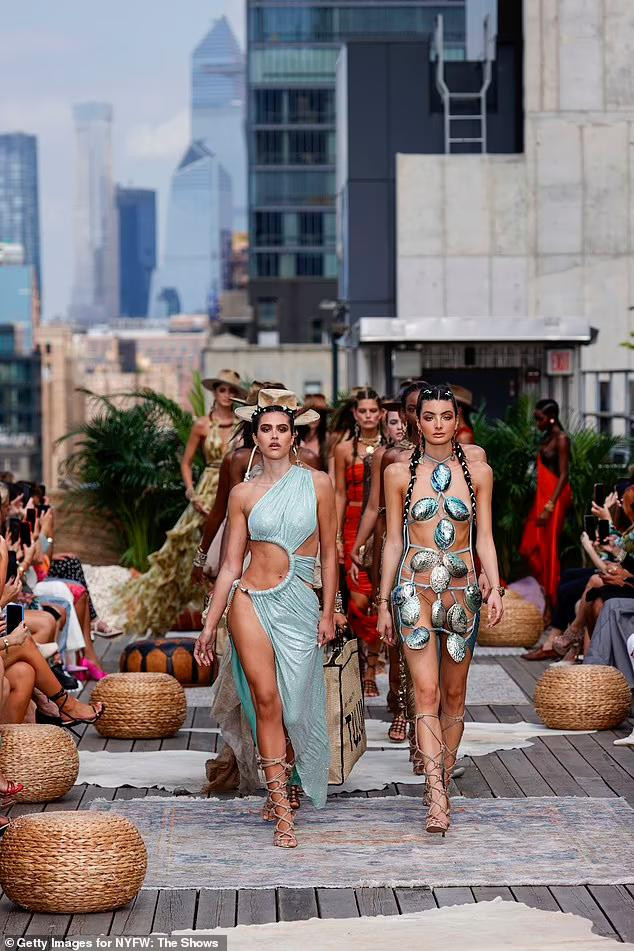 Người đẹp 20 tuổi mặc bộ váy màu xanh nhạt, cắt xẻ "tứ tung" gần như lộ nguyên một nửa bên người phải. Người đẹp 20 tuổi mặc bộ váy màu xanh nhạt, cắt xẻ "tứ tung" gần như lộ nguyên một nửa bên người phải.